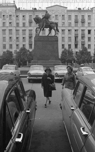 Госпожа Рамсинг на Советской площади перед памятником Юрию Долгорукому, 1968 год, г. Москва. Ныне Тверская площадь.Из серии «Госпожа Рамсинг в СССР».