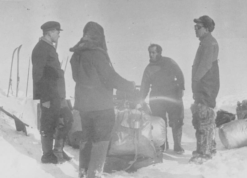Иван Папанин, Евгений Федоров, Эрнст Кренкель, 6 июня 1937 - 19 февраля 1938, Северный полюс. Высадка экспедиции на лед была выполнена 21 мая 1937 года. Официальное открытие дрейфующей станции «Северный полюс-1» состоялось 6 июня 1937 года.