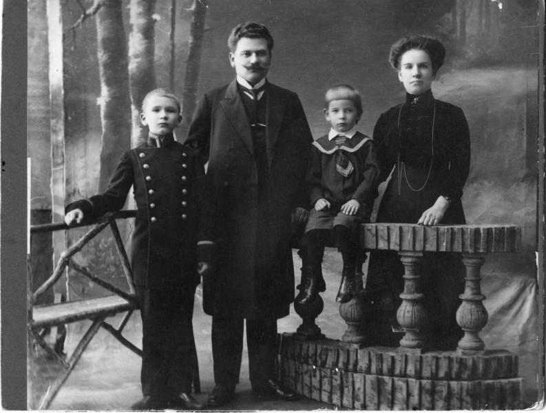 Портрет семьи, 1890-е. Выставка «Студийная фотография: фантазии фотографа и модели» с этим снимком.