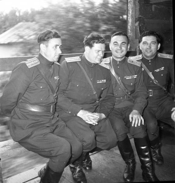 Группа советских военнослужащих, 1950-е. Из серии «Возвращение на родину».