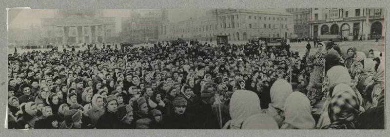 Народное гуляние на площади Свердлова в Москве, 10 февраля 1946, г. Москва. Ныне Театральная площадь.&nbsp;