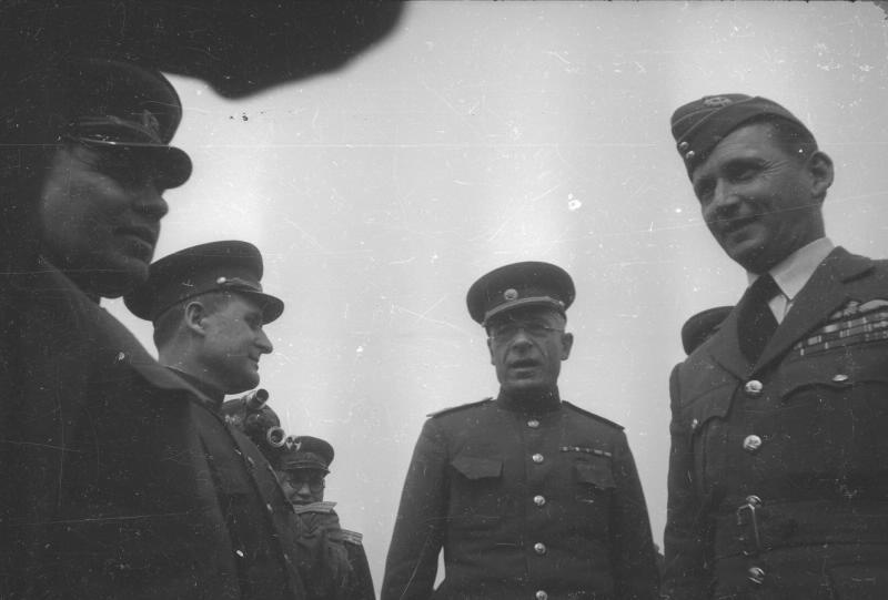 Советские военачальники Василий Соколовский, Николай Берзарин, Александр Васильев встречают Маршала Королевских ВВС Артура Уильяма Теддера, 8 мая 1945, Германия, г. Берлин