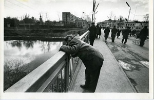 На мосту. Из серии «Городок», 1975 - 1979, Калининская обл., г. Кашин. Ныне Тверская область.Видеолекция «Юрий Рыбчинский. Неустойчивое равновесие» с этой фотографией.