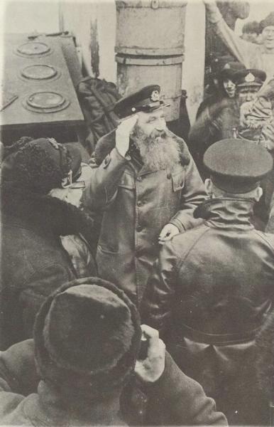 Отто Юльевич Шмидт на палубе ледокола «Ермак», 1937 год, Арктика. Видео «Неизведанные края Отто Шмидта» с этой фотографией.