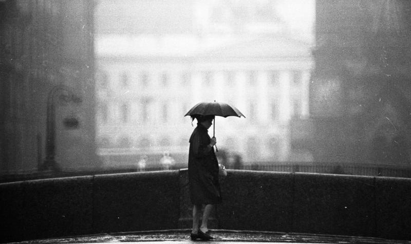 Под зонтиком в белую ночь, 1960-е, г. Ленинград. Прохожие на Невском проспекте.