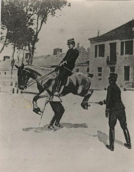 Напрыгивание лошади при помощи хлыстов, 1910-е. Авторство снимка приписывается Сомюру.