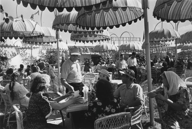 Народные гулянья на авиационном параде в Тушине, 1 августа 1950 - 31 августа 1959, Московская обл.. Выставка «Из истории общепита» с этой фотографией.