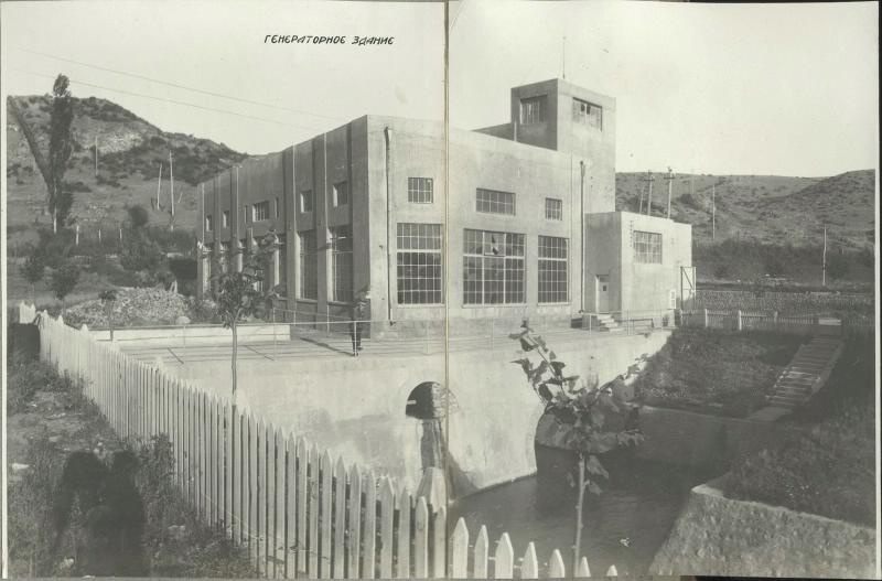 Генераторное здание, 1930-е, Азербайджан. Зурнабадская гидроэлектростанция введена в эксплуатацию в 1928 году. Особенностью постройки этой станции было применение деревянных труб.