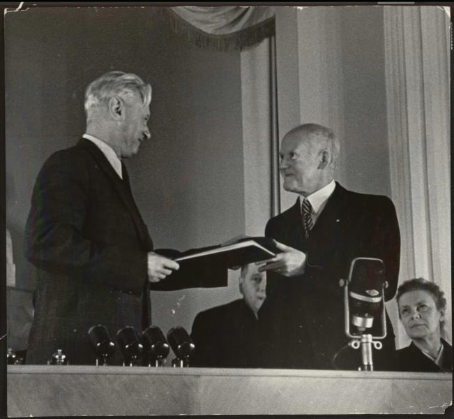 Вручение Международной Сталинской премии мира Ф. Иверсену, 1955 год, г. Москва
