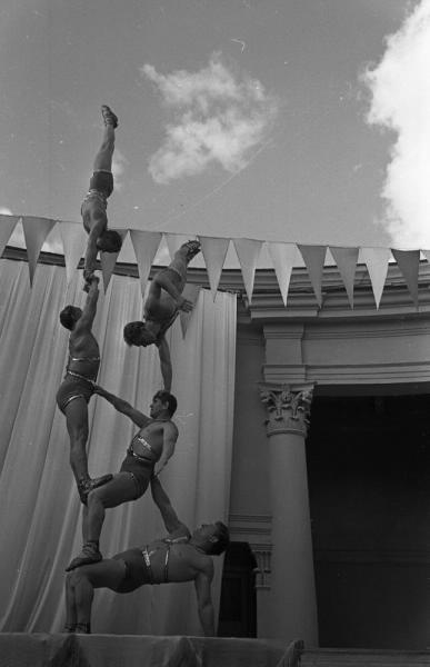 Акробатика ссср. Силовые акробаты Степановы 1960. Акробата Николая Степанова. Акробатика 1939. Спортивная акробатика в СССР.