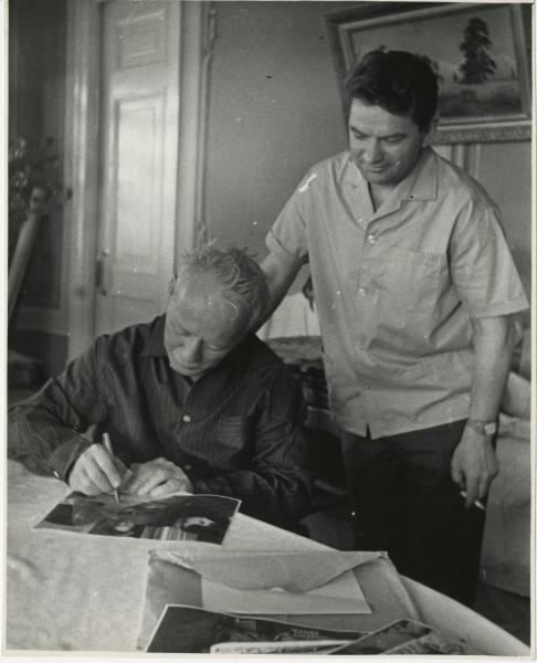 Михаил Шолохов дает автограф, 1960-е, Ростовская обл., станица Вешенская