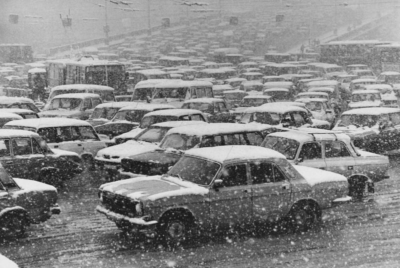 Автомобильная пробка, февраль 1994, г. Москва. Выставки&nbsp;«Москва эпохи мэра Юрия Лужкова» и «А снег идет, а снег идет, и все вокруг чего-то ждет…» с этой фотографией.