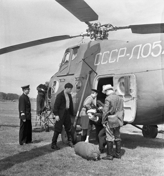 Посадка в вертолет, 1958 год, г. Свердловск. Ныне Екатеринбург.