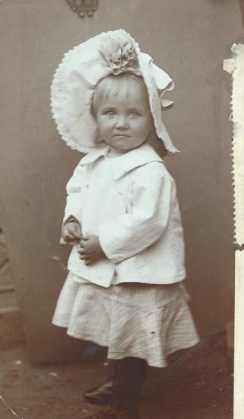 Маленькая девочка в большой шляпе, 1910 - 1917
