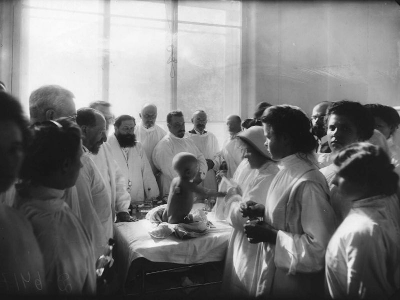 Введение препарата «606» грудному ребенку, страдающему врожденным сифилисом, 1910 год