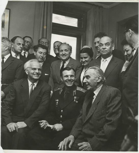 Юрий Гагарин с ветеранами, 1962 - 1965