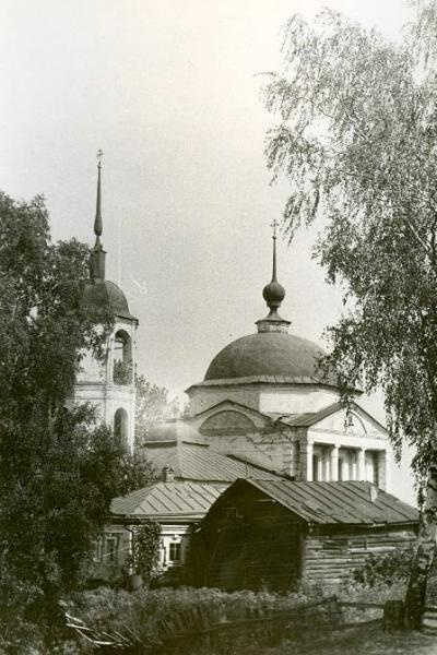 Вид на церковь с фронтоном и с пристроенной колокольней, 1930-е