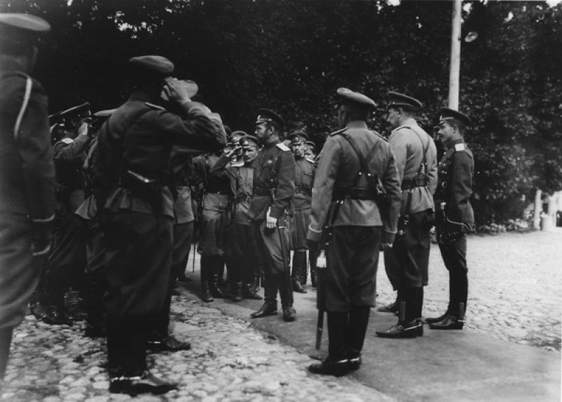 Николай II среди офицеров Царской Ставки, 23 - 31 августа 1915, Могилевская губ., г. Могилев