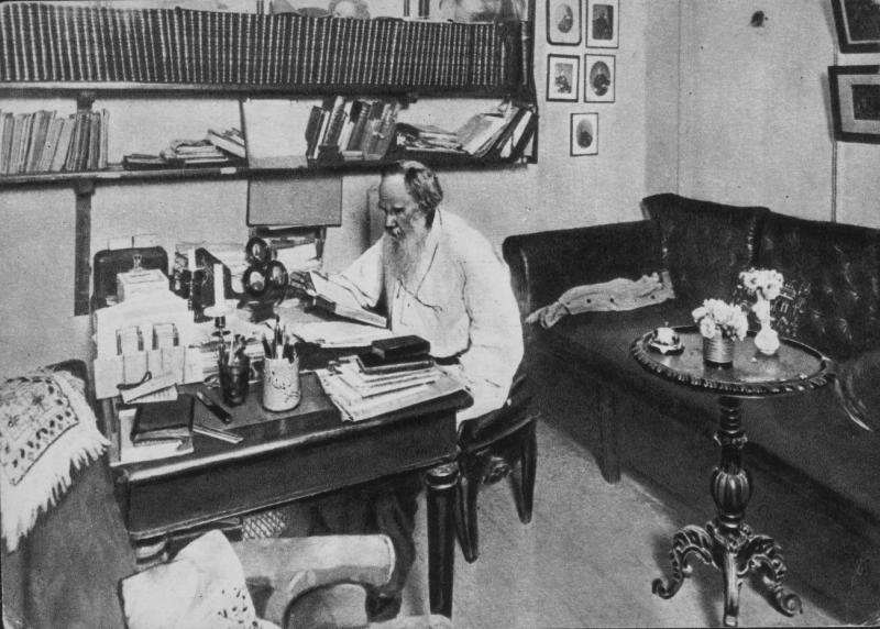 Лев Толстой за письменным столом в яснополянском кабинете, 1908 год, Тульская губ., дер. Ясная Поляна