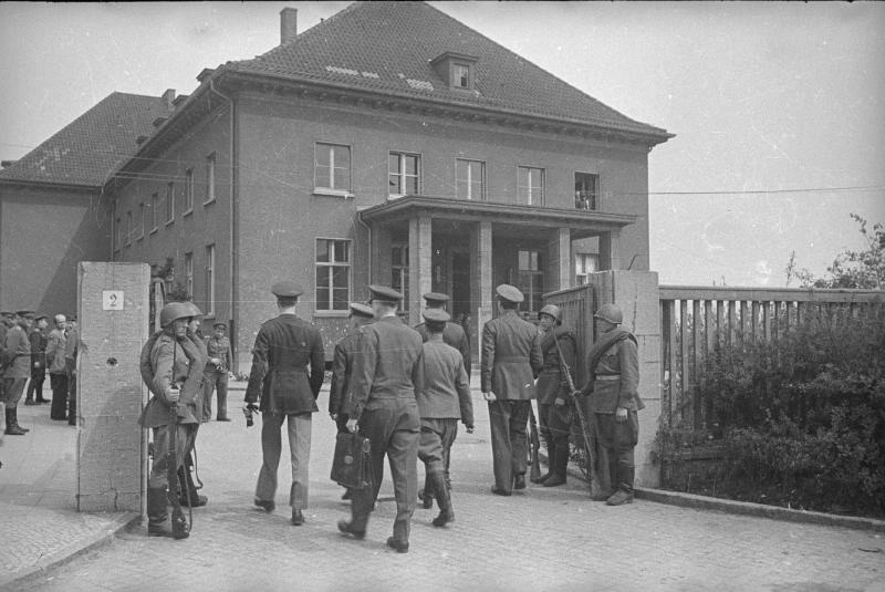 Группа советских и иностранных офицеров, входящие в ворота, 1945 год, Германия, г. Берлин, Карлсхорст