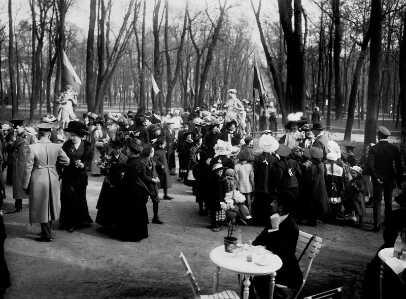 Публика в Летнем саду в день его открытия, май 1911, г. Санкт-Петербург. Выставка «"Евгений Онегин" в Санкт-Петербурге» с этим снимком.&nbsp;