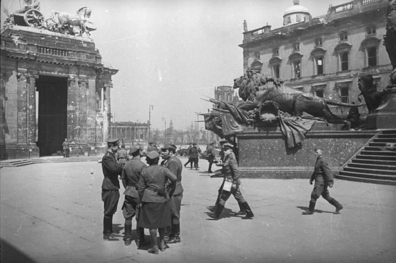 Группа военных на площади в Берлине около памятника кайзеру Вильгельму I, 1945 год, Германия, г. Берлин
