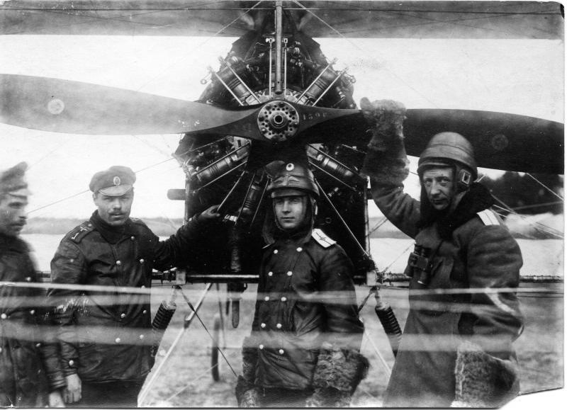 Экипаж двухместного биплана «Voisin V» и авиамеханики, 1916 - 1917. Слева направо: механик Крысин, механик, младший унтер-офицер (на погонах две лычки и цифра «1») 1-го авиационного парка Головенко, неизвестный военный летчик, прапорщик, летчик-наблюдатель, есаул, Александр Николаевич фон Экеспарре.