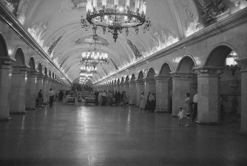 Центральный зал станции «Комсомольская» Кольцевой линии Московского метрополитена, 1955 - 1959, г. Москва