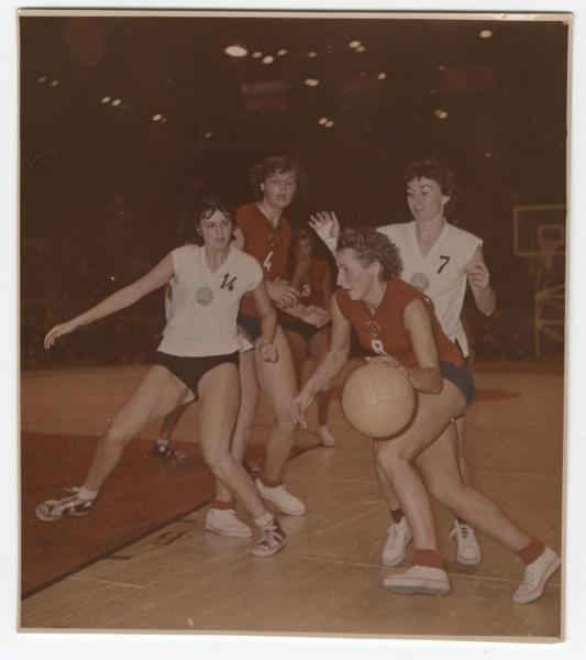 Баскетбол, 1960-е. Выставка «Стук мяча и скрип кроссовок» с этой фотографией.