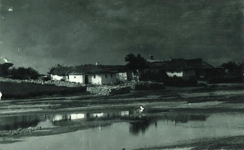 Хаты на берегу реки, 1890-е