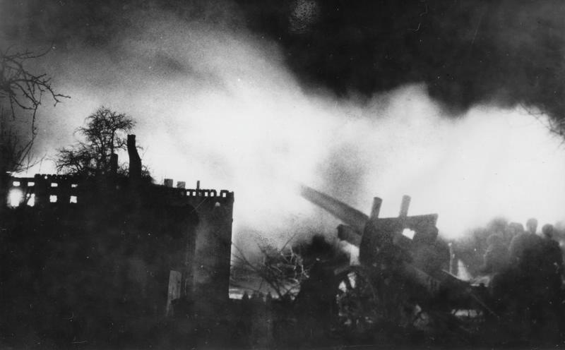 Советская артиллерия ведет огонь по немецким укреплениям, март 1945, Германия