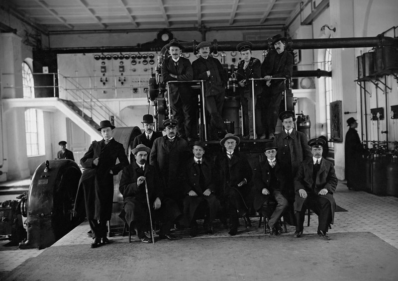 В машинном зале Рязанской городской электрической станции в день ее открытия, 1913 год, г. Рязань. Выставка «С мыслью о вечном двигателе» с этой фотографией.