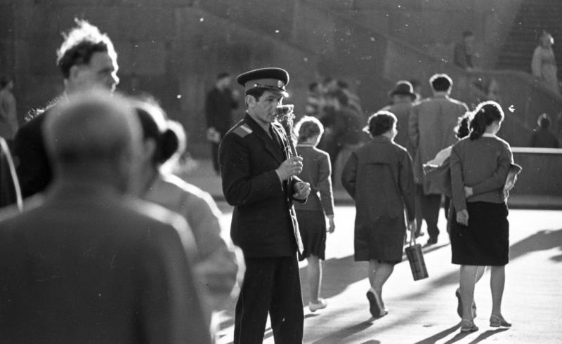 Милиционер с букетом на Невском проспекте, 1960-е, г. Ленинград. Выставка «Влюбленные» с этой фотографией.