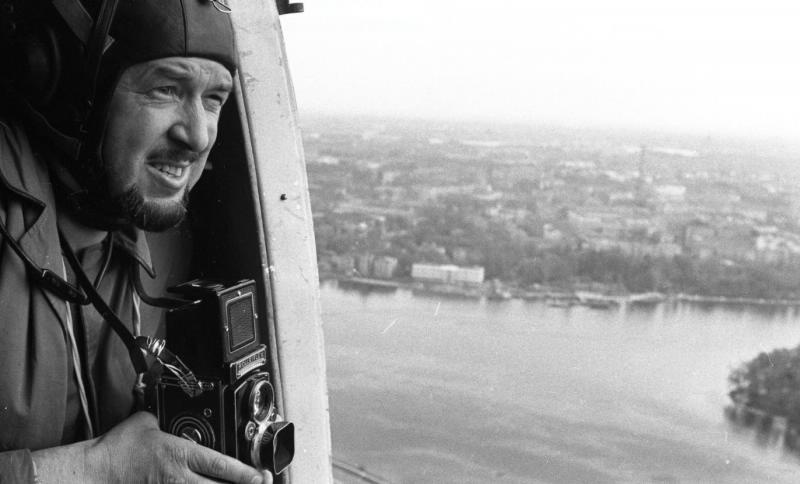 Всеволод Тарасевич на вертолете во время съемки, май 1967, г. Ленинград