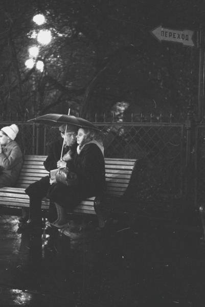 Вечер, 1960-е, г. Ленинград. Выставка «Мягкий свет фонарей» с этой фотографией.&nbsp;