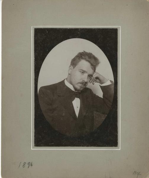 Николай Александрович Петров, 1896 год. Выставка «"Снял себя сам". Автопортрет или селфи?» с этой фотографией.