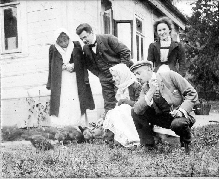 Мужчины и женщины около дома рассматривают кур, 1910-е