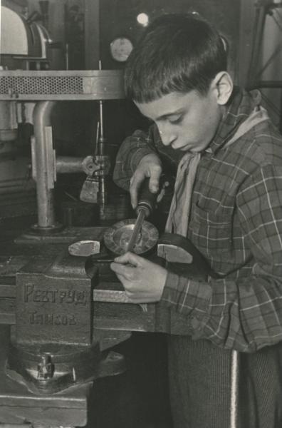 В Московском доме пионеров. Детская техническая станция, 1937 - 1938, г. Москва
