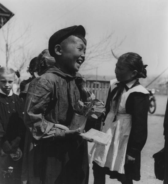 Пионеры, 1960-е, Бурятская АССР. Выставка «Симфония смеха» с этой фотографией.