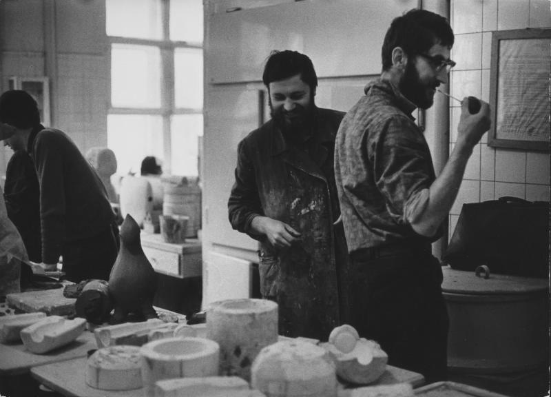 В мастерской керамики, январь 1969, г. Москва. Из серии «МВХПУ, бывшее Строгановское училище».