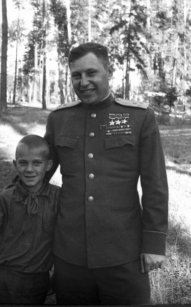 Летчик Александр Покрышкин в гостях у пионеров, 1946 год
