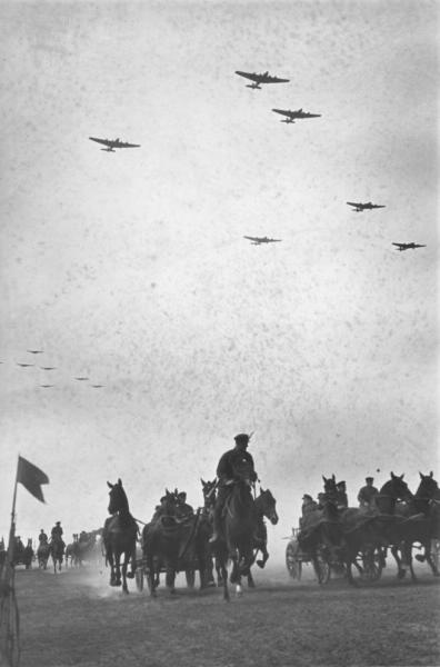 Киевские маневры. Пулеметные тачанки и авиация, 1936 год, г. Киев