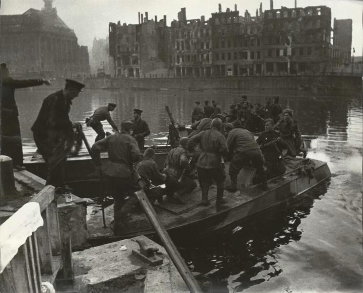Переправа пехоты через реку Шпрее. Краснознаменная Днепровская флотилия, 1 - 30 мая 1945, Германия, г. Берлин
