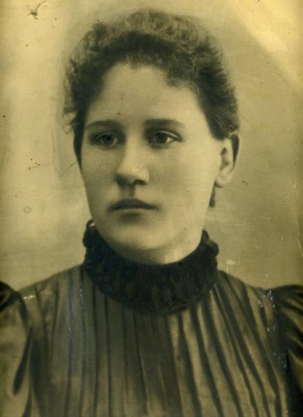 Погрудный портрет девушки, 1900-е