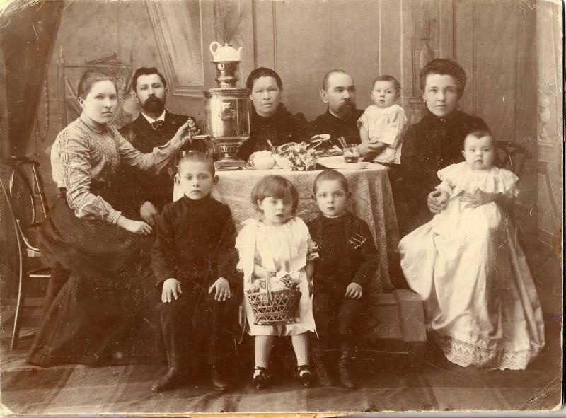 В семье мещан, 1900-е. Выставки&nbsp;«Лучшие фотографии. Чайные церемонии» и «Дореволюционная Россия: за столом» с этой фотографией. 