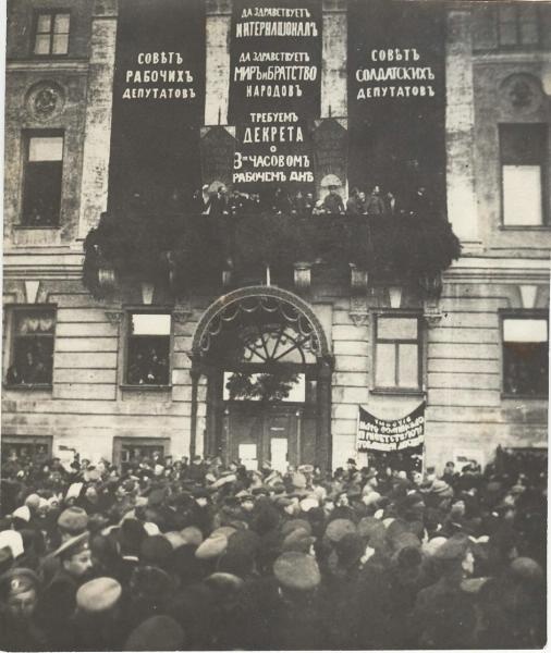 У здания Моссовета, октябрь 1917, г. Москва. О событиях в Москве во время Октябрьской революции смотрите здесь. Выставка «Балконная жизнь» с этой фотографией.