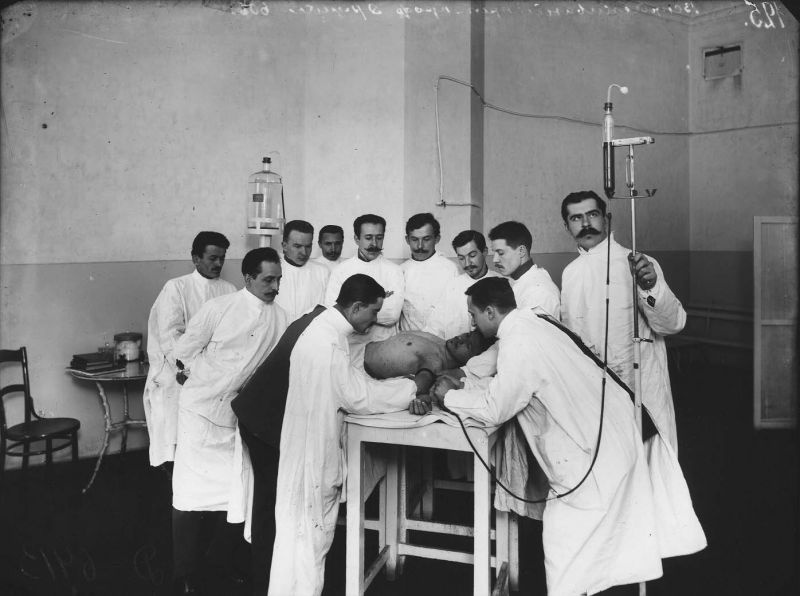 Прививка препарата «606» служащему Императорского Воспитательного дома, 1910 год. Выставки&nbsp;«Карл Булла»&nbsp;и «Прививки нужные и разные» с этой фотографией.
