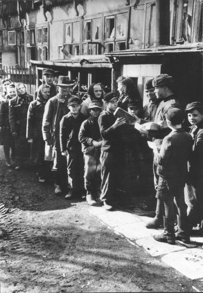 Раздача хлеба, 1945 год, Германия. Видео «Эммануил Евзерихин» с этой фотографией.