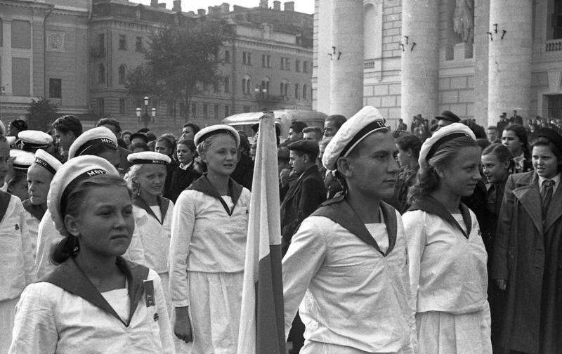 Марширующие пионеры перед Большим театром, 1947 год, г. Москва, пл. Свердлова. С 1991 года - Театральная площадь.