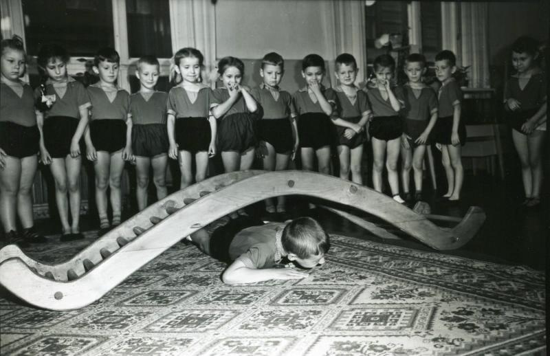 Дети на физических занятиях в детском саду, 1960 - 1965. Выставка «Советские дети» с этой фотографией.